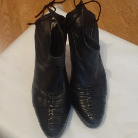 Gucci Black Leather Ankle Tie Booties 8 - Picture 3 of 15